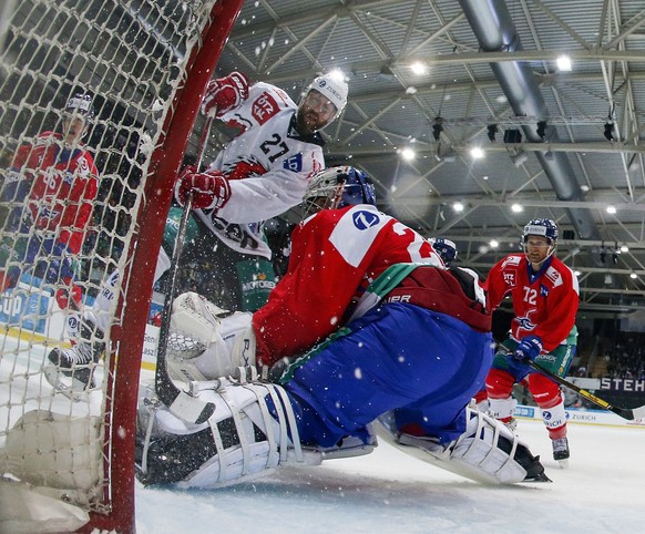 Lausanne HC Stuermer Thomas Deruns, Mitte, gegen EHC Kloten Torhueter Martin Gerber waehrend dem Eishockey-Halbfinal-Cupspiel zwischen dem EHC Kloten und Lausanne HC am Donnerstag, 5. Januar 2017, in  ...