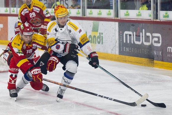 Fribourgs PostFinance Top Scorer Marcus Soerensen, rechts, im Duell mit Yanick Stampfli im Eishockey Qualifikatiosspiel der National League zwischen dem EHC Biel und dem HC Fribourg Gotteron, am Freit ...