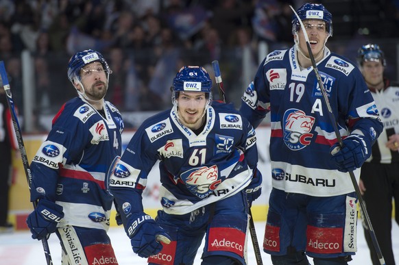 Jubel zum 2:0 bei Zuerichs Patrick Geering, links, dem doppelten Torschuetzen Fabrice Herzog, Mitte, und Reto Schaeppi, rechts, im vierten Eishockey Playoff-Halbfinalspiel der National League zwischen ...