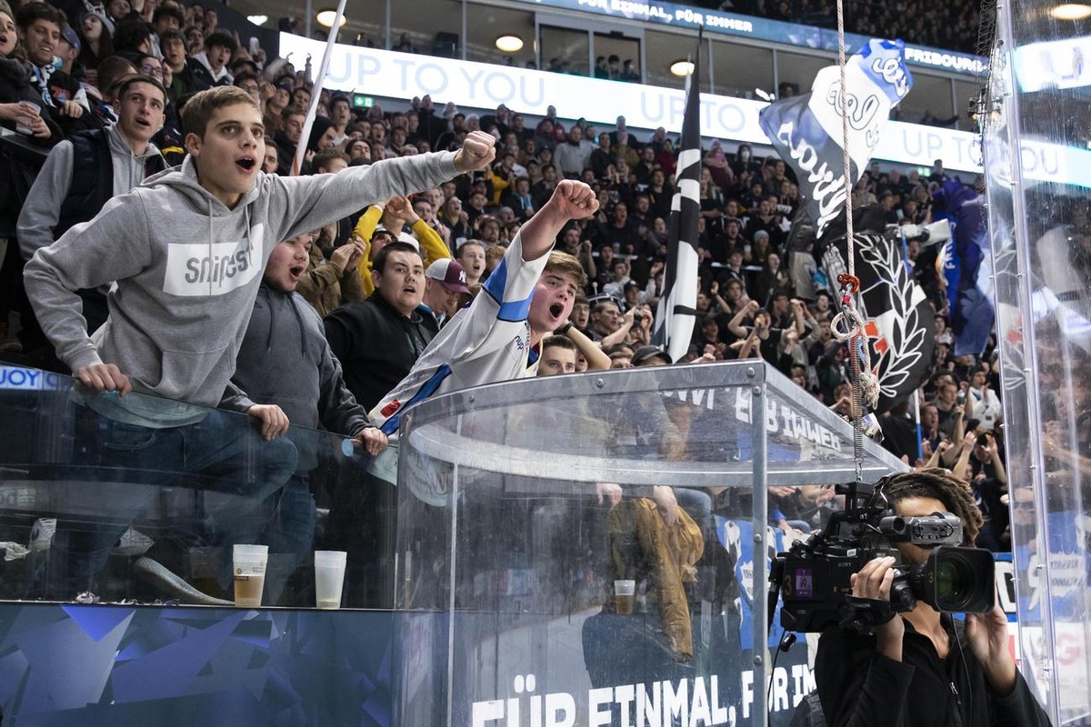 Fribourgs Fans feuern ihre Mannschaft an, waehrend ein Kameramann filmt, im Eishockey Meisterschaftsspiel der National League zwischen dem HC Fribourg Gotteron und den ZSC Lions, am Montag, 29. Novemb ...
