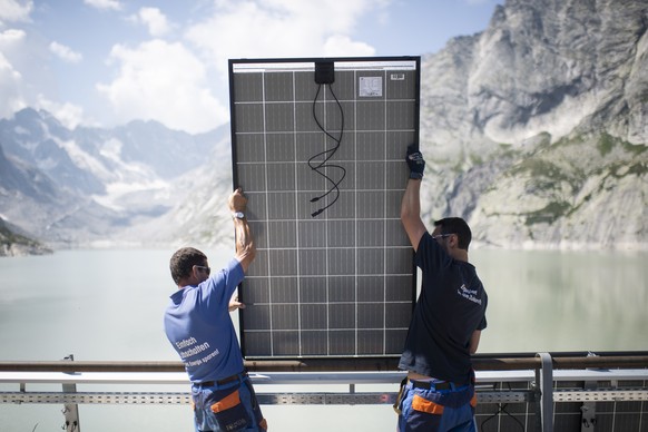 Arbeiter montieren Panels der Solar-Grossanlage des Elektrizitaetswerk der Stadt Zuerich (ewz) am Albigna-Stausee, aufgenommen am Montag, 10. August 2020, in Bregaglia. Mit