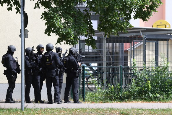 08.07.2026, Bayern, Schongau: Schwerbewaffnete Polizisten stehen am Welfen-Gymnasium. Nach einem Vorfall mit mehreren Verletzten und einer Festnahme an dem Gymnasium in Oberbayern deutet laut einem Po ...