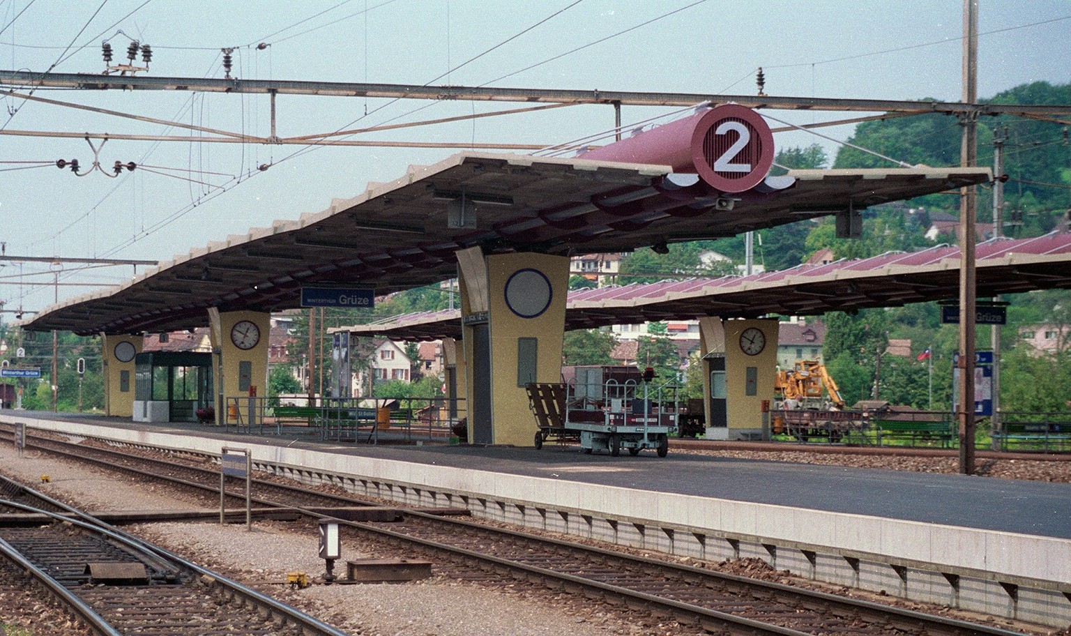Perrondächer des Bahnhofs Winterthur-Grüze, entworfen von Hans Hifiker, Aufnahme von 1992.
http://doi.org/10.3932/ethz-a-000538891