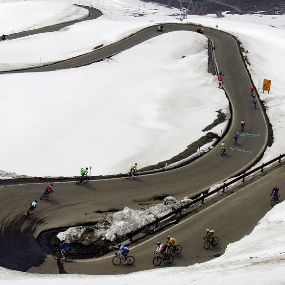 Riders speed down the Stelvio pass during 14th stage of the Giro, Tour of Italy, cycling race ending in Livigno, Italy, Sunday, May 22, 2005. The stage was won by Colombia&#039;s Ivan Parra. (KEYSTONE ...