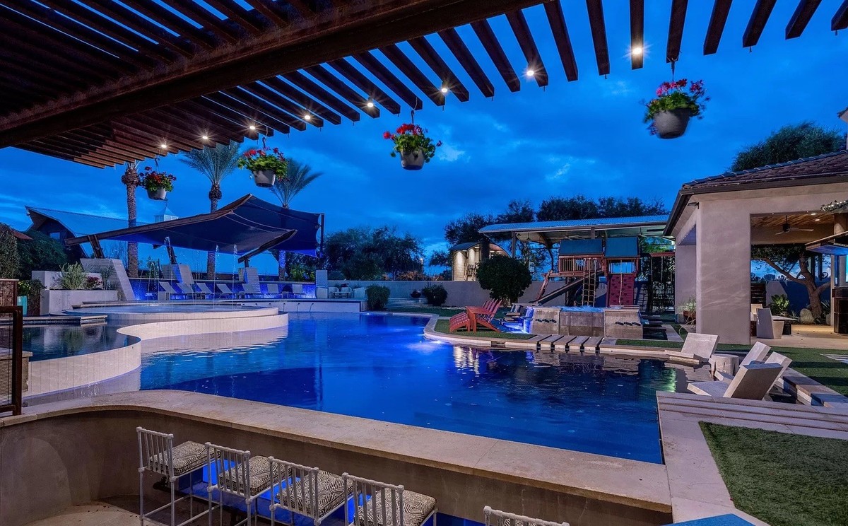 Crazy Villa in Gilbert Arizonafür 20 millionen dollar https://www.zillow.com/homedetails/21423-S-147th-St-Gilbert-AZ-85298/59261224_zpid/