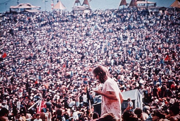 ARCHIV - ZUM 50. JAHRESTAG DES WOODSTOCK FESTIVALS AM DONNERSTAG, 15. AUGUST 2019, STELLEN WIR IHNEN FOLGENDES BILDMATERIAL ZUR VERFUEGUNG - Blick auf die zahlreichen Besucher des legendaeren Woodstoc ...