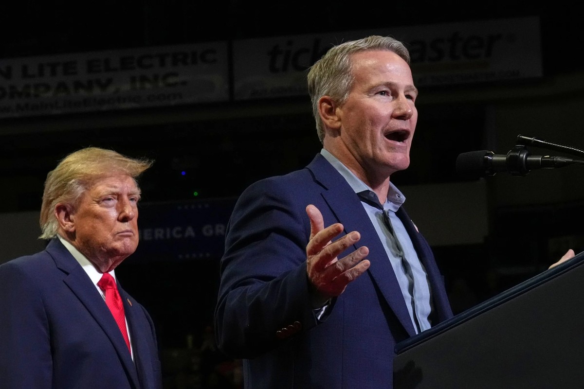 Le sénateur républicain Jon Husted prend la parole le 12 octobre lors d'un meeting de Donald Trump dans l'Ohio.