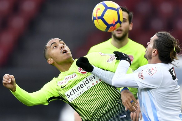 Die Thuner mit Torschuetze Moreno Costanzo, Mitte, jubeln nach dem 0-2 beim Fussballspiel der Super League FC Zuerich gegen den FC Thun im Stadion Letzigrund in Zuerich am Sonntag, 4. Februar 2018. (K ...