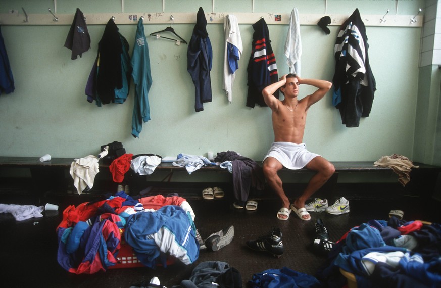 Bildnummer: 10381598 Datum: 23.01.1992 Copyright: imago/Stockhoff
SPORT, FUSSBALL 1. BUNDESLIGA, TRAINING KARLSRUHER SC, 23.01.1992, KARLSRUHE - Mehmet SCHOLL (Karlsruher SC) sitzt in der Spielerkabin ...