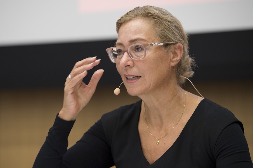 Jeannine Pilloud, Leiterin SBB Personenverkehr spricht wahrend einer Medienkonferenz ueber den aktuellen Stand betreffend Fernverkehrskonzession ein, am Freitag, 8. September 2017 in Bern. (KEYSTONE/A ...