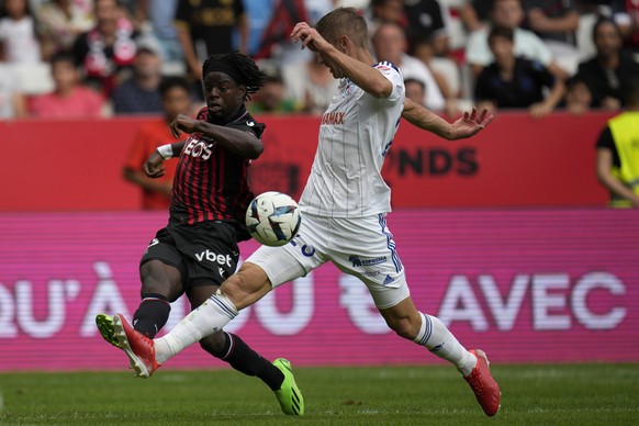 Nice&#039;s Jordan Lotomba, left, challenges with Strasbourg&#039;s Maxime Le Marchand, right, during the French League One soccer match between Nice and Strasbourg at the Allianz Riviera stadium in N ...