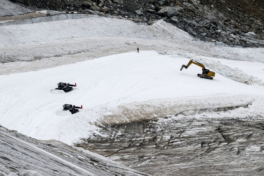 Des dameuses et une pelleteuse preparent la piste de ski &quot;Gran Becca&quot; pour la premiere edition de la Coupe du monde de ski alpin a Zermatt/Cervinia entre &quot;Testa Grigia&quot; et &quot;La ...