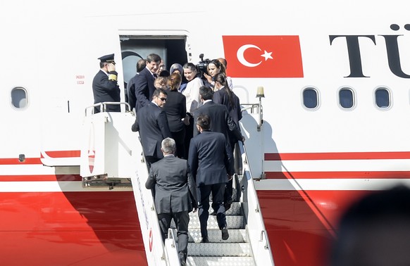Der türkische Ministerpräsident Ahmet Davutoglu besteigt in der südtürkischen Stadt Sanliurfa zusammen mit den befreiten Geiseln ein Flugzeug Richtung Ankara (20.09.2014).