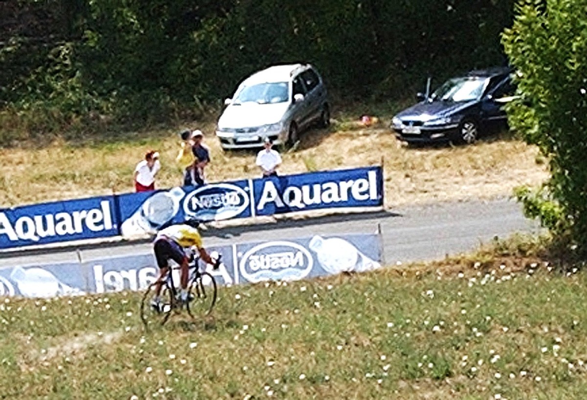 Lance Armstrong et son mythique passage dans l'herbe lors du Tour de France 2003. (KEYSTONE/AP Photo/Bruno Fablet/Pool)
