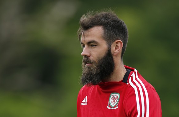 Britain Football Soccer - Wales Training - The Vale Resort, Hensol, Vale of Glamorgan, Wales - 1/6/16
Wales&#039; Joe Ledley during training
Action Images via Reuters / Andrew Couldridge
Livepic
E ...