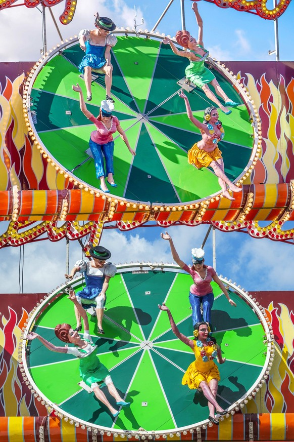 Vergleich: Alte traditionelle 2024 und neue �berarbeitete Frauenfiguren 2026 am Fahrgesch�ft Teufelsrad, die M�nchner Gleichstellungsstelle hatte um �nderung der Figuren gebeten, Oktoberfest, M�nchen, ...