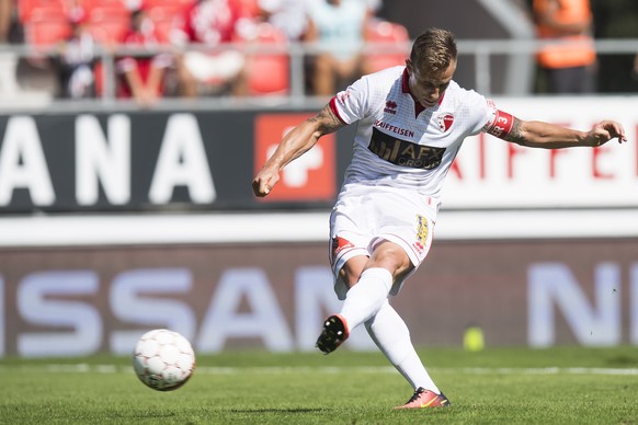 Le joueur valaisan Reto Ziegler, marque le premier but sur penalty lors de la rencontre de football de Super League entre le FC Sion et le FC Thun ce dimanche 11 septembre 2016 au stade de Tourbillon  ...