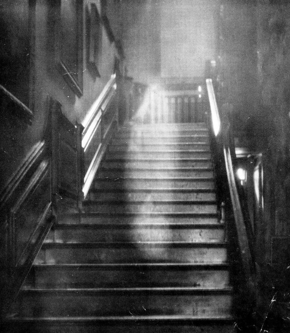 Brown Lady of Raynham Hall, 1936. Believed to be the ghost of Lady Dorothy Walpole, Mistress of the Manor. 
gespenst geister https://en.wikipedia.org/wiki/Brown_Lady_of_Raynham_Hall