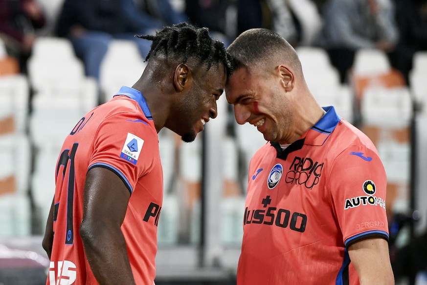 Atalanta&#039;s Duvan Zapata, left, celebrates with Merih Demiral after scoring his side&#039;s opening goal during the Serie A soccer match between Juventus and Atalanta, at the Allianz stadium in Tu ...