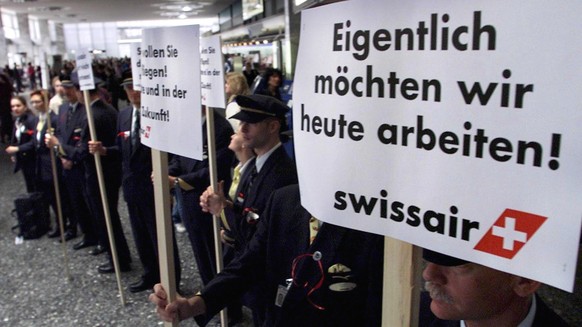 ZUM 15. JAHRESTAG DES SWISSAIR GROUNDING AM SAMSTAG, 1. OKTOBER 2016, STELLEN WIR IHNEN FOLGENDES BILDMATERIAL ZUR VERFUEGUNG - Die Piloten und das Bodenpersonal der Swissair protestieren gegen das St ...