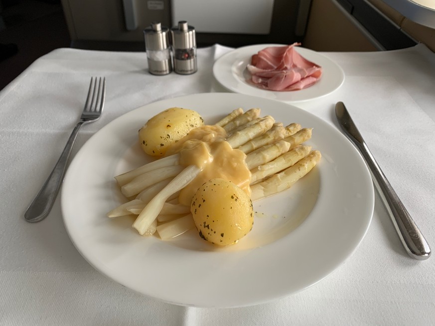 lufthansa first class spargeln essen food dinner flug fliegen spargelhttps://liveandletsfly.boardingarea.com/2019/06/01/first-class-asparagus/