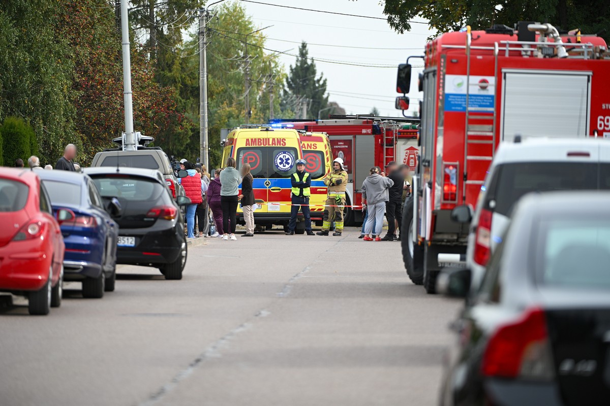 epa13288961 Emergency services respond to a fatal attack at John Paul II Primary School in Leszczydol-Nowiny, Poland, 08 October 2026. A 15-year-old former student of the school attacked three employe ...