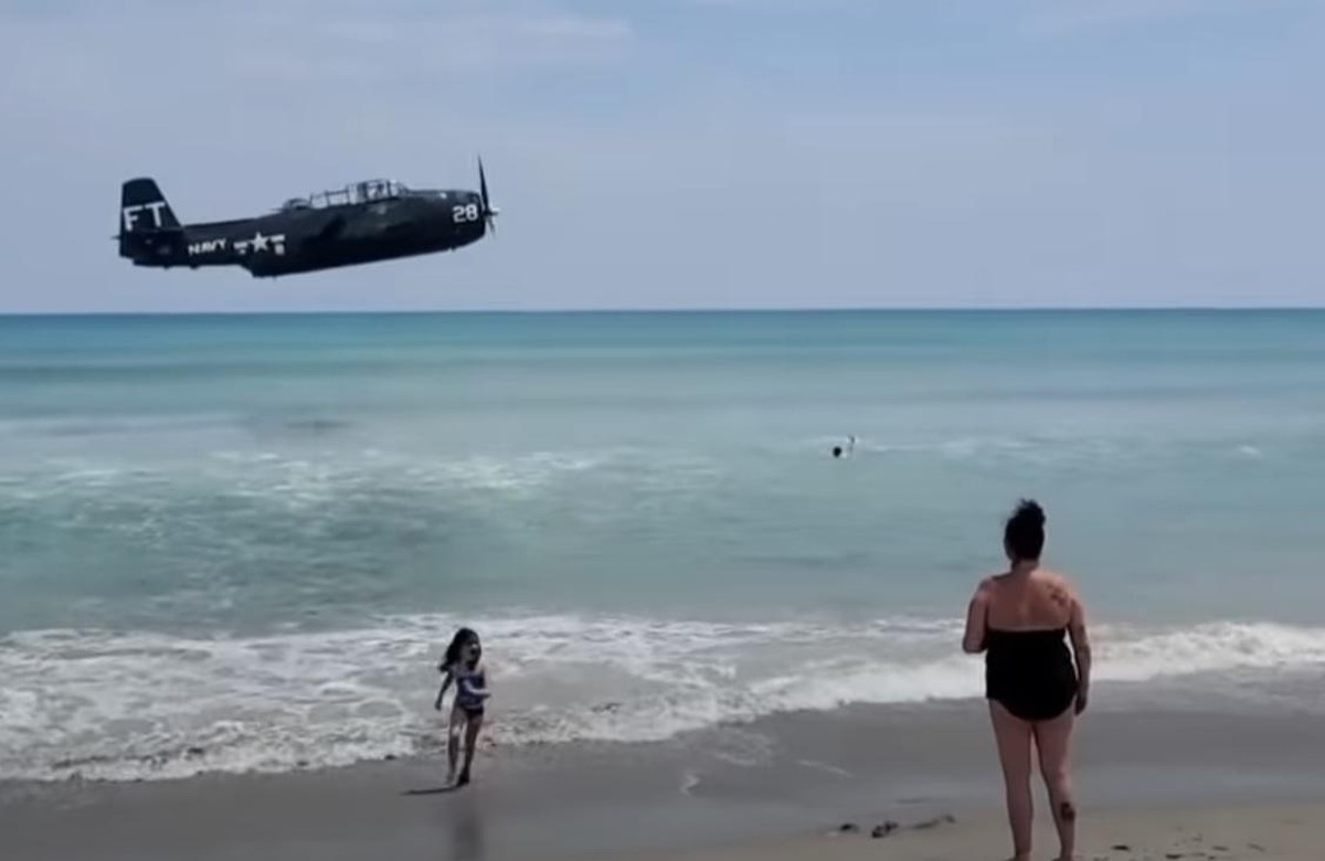 L'avion a dû faire un amerrissage forcé.