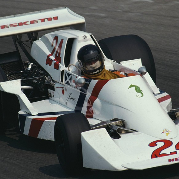 IMAGO / Motorsport Images

1975 Italian GP AUTODROMO NAZIONALE MONZA, ITALY - SEPTEMBER 06: James Hunt, Hesketh 308C Ford during the Italian GP at Autodromo Nazionale Monza on September 06, 1975 in Au ...