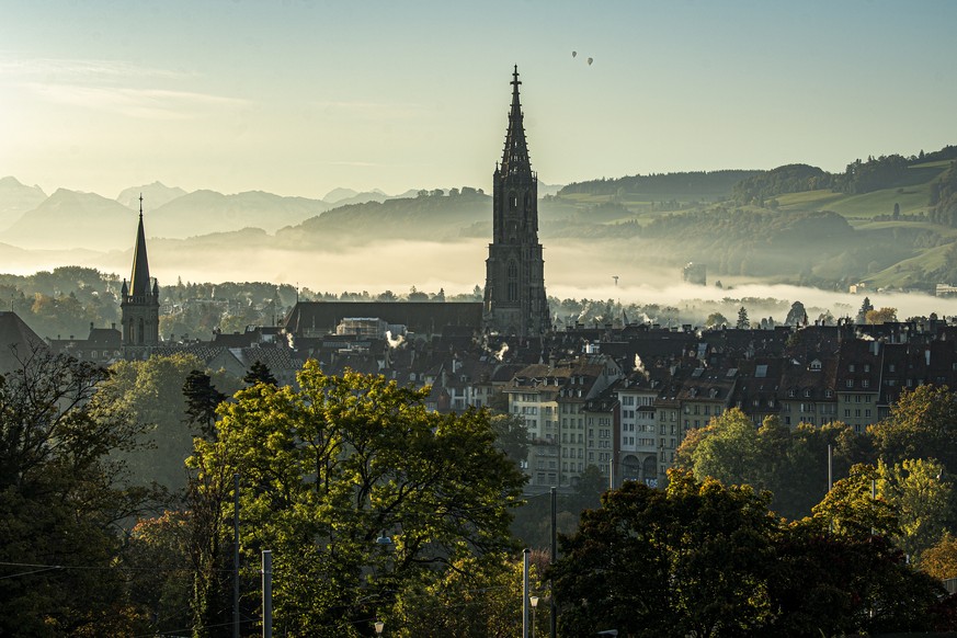 Herbststimmung ueber der Stadt Bern und dem Berner Muenster, am Samstag 16. Oktober 2021 in Bern. (KEYSTONE/Marcel Bieri)
