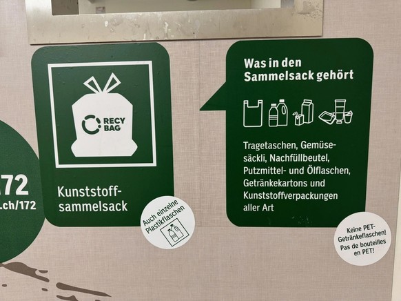 Runde weisse Sticker weisen an den Coop-Recyclingstationen auf die neue Regelung hin.