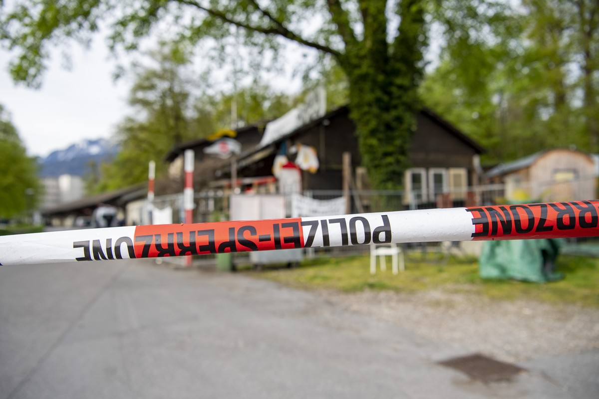 Die Luzerner Polizei bei einem Einsatz gegen die Mieter und Gruppe "Familie Eichwaeldli" in der Soldatenstube bei der Luzerner Allmend, am Dienstag, 4. Mai 2021. Die Gruppierung "Famili ...