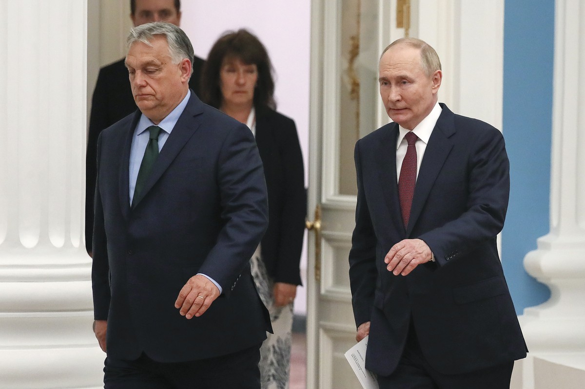 epa11459348 Hungarian Prime Minister Viktor Orban (L) and Russian President Vladimir Putin (R) arrive for a press conference after their bilateral talks at the Kremlin in Moscow, Russia, 05 July 2024. ...