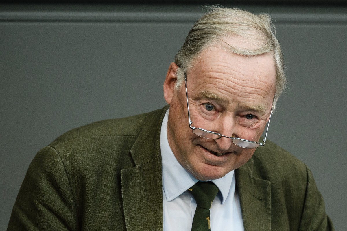 epa06863272 The co-chair of the parliamentary group of the right-wing ’Alternative fuer Deutschland’ (AfD) party Alexander Gauland delivers a speech to the German parliament 'Bundestag' in B ...
