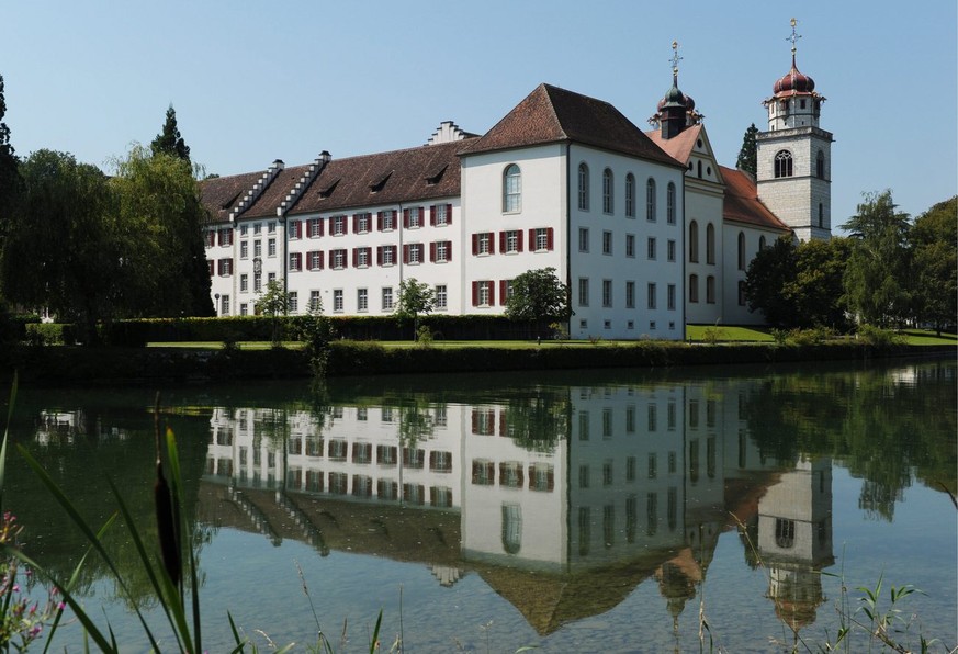 Die Klosterinsel Rheinau mit der Klosterkirche, aufgenommen am Donnerstag, 26. Juli 2012, in Rheinau. (KEYSTONE/Steffen Schmidt)