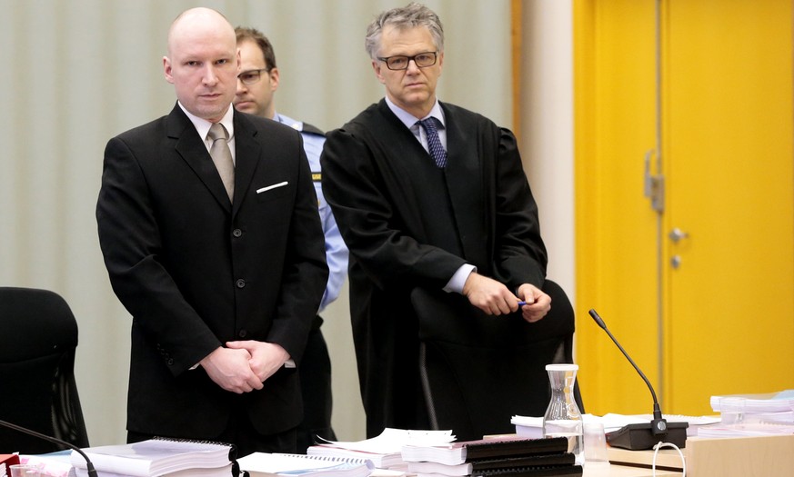 Anders Behring Breivik zusammen mit seinem Anwalt.