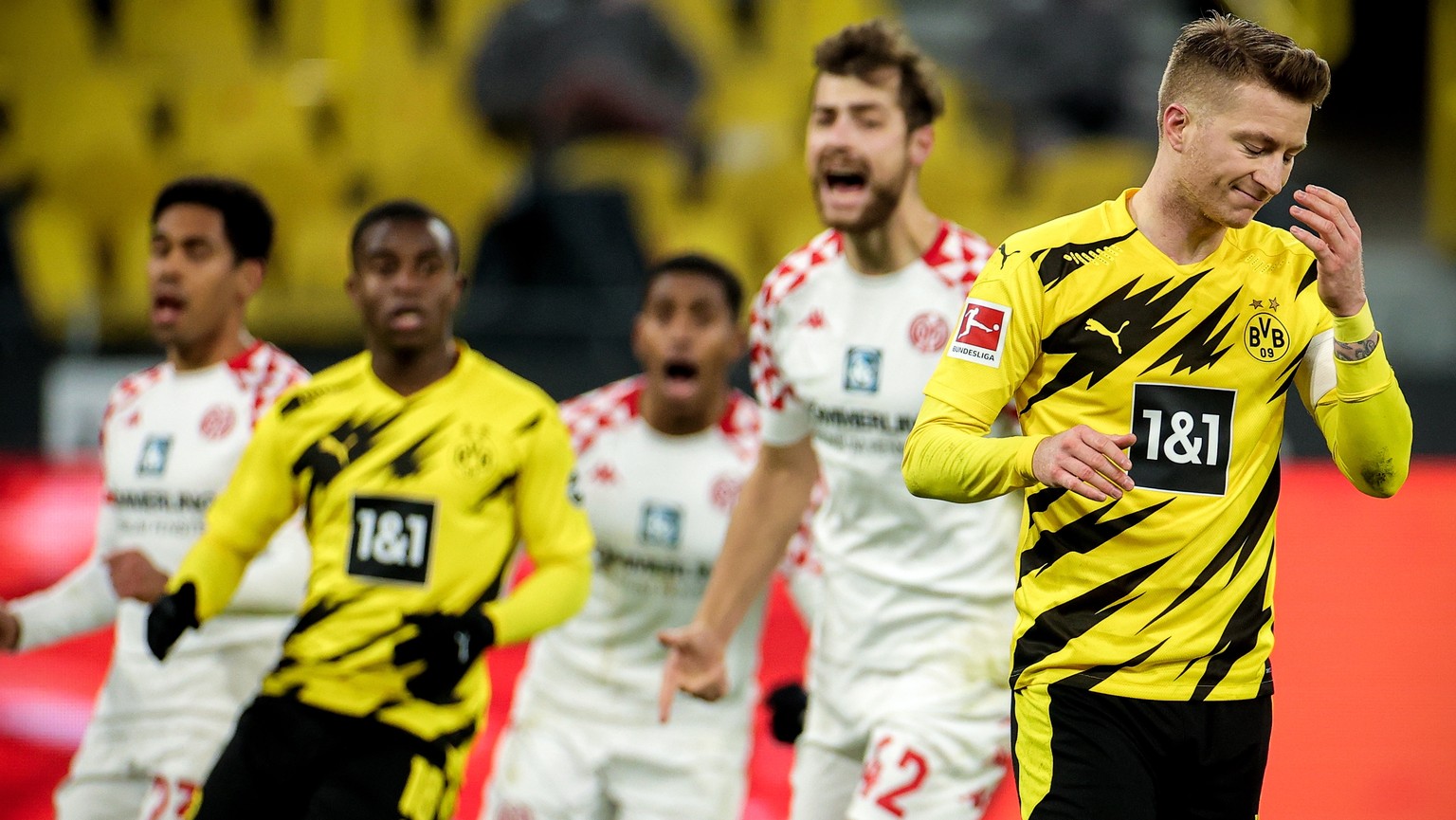 epa08942016 Dortmund&#039;s Marco Reus (R) reacts after missing a chance at goal during the German Bundesliga soccer match between Borussia Dortmund and 1. FSV Mainz 05 at Signal Iduna Park in Dortmun ...