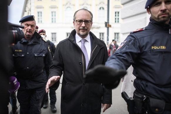 epaselect epa09516325 Alexander Schallenberg, Austrian Foreign Minister and designated successor of former Austrian Chancellor Sebastian Kurz, arrives for a meeting with Austrian President Alexander V ...