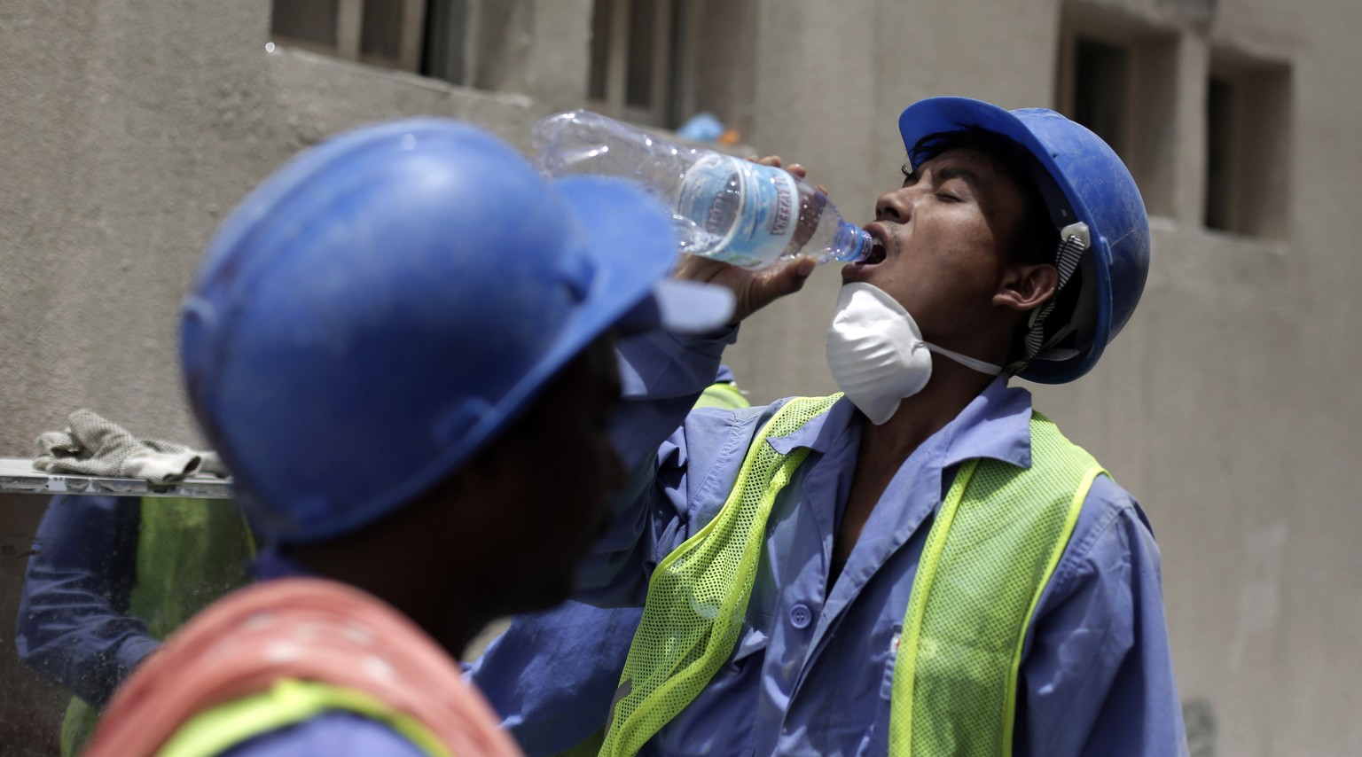Ein nepalesischer Gastarbeiter in Katar bei einer Trinkpause.