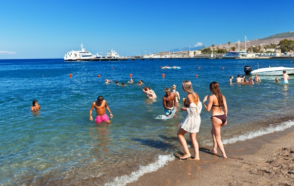 Strand in Kos: In der Badesaison landet überdurchschnittlich viel Plastik im Meer.