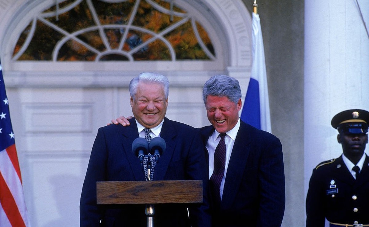 Pres. Bill Clinton bantering w. Boris Yeltsin (L), at mikes in summit briefing during Russian Pres.'s visit for UN 50th anniv. fete, at FDR's estate. (Photo by Diana Walker/Getty Images)