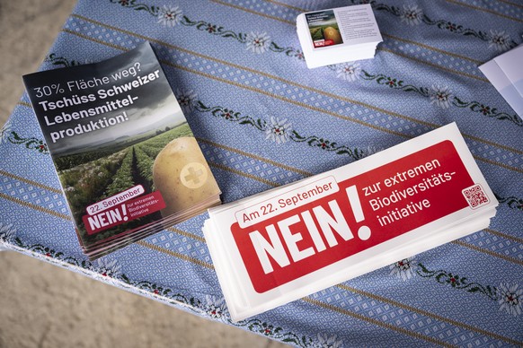 Material fuer die Kampagne der Nein-Sager zur extremen Biodiversitaetsinitiative fotografiert auf einem Tisch, kurz vor einer Medienkonferenz des Berner Bauernverbands gegen die extreme Biodiversitaet ...