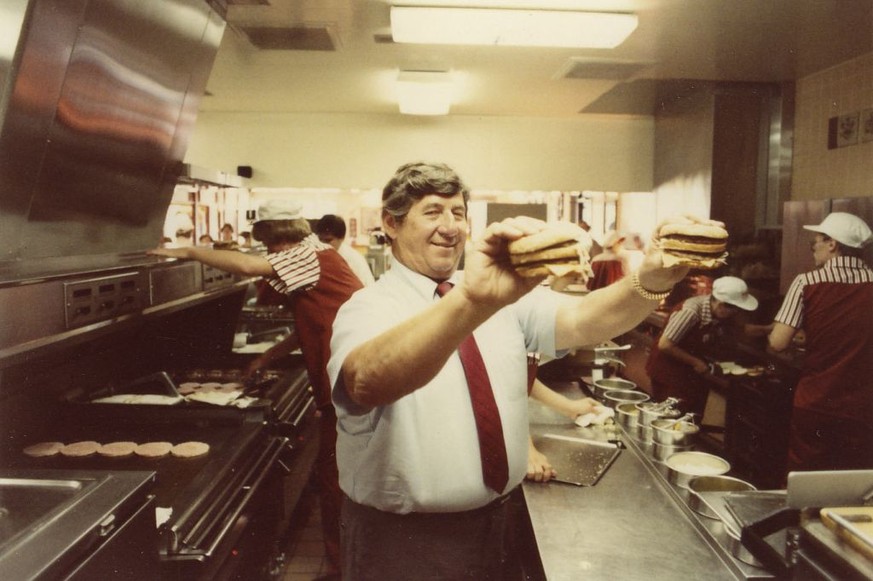 http://www.letteradonna.it/it/articoli/ritratti/2016/12/01/addio-al-papa-del-big-mac/21992/ Jim Delligatti
big mac mcdonald&#039;s hamburger fast food trash food 1960s 1970s retro essen food