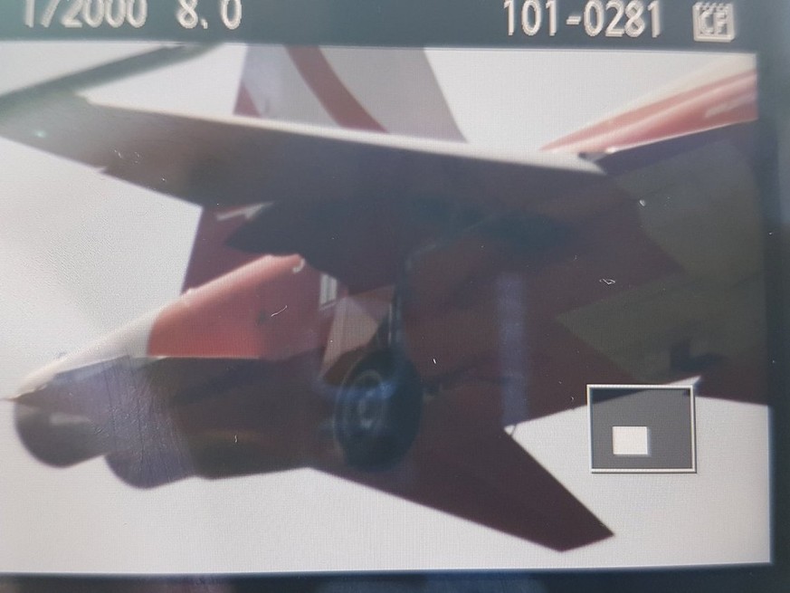 Eine Maschine der Patrouille Suisse stürzte in einen Kanal. Ein zweites Flugzeug konnte relativ unbeschadet landen (Bild: Es fehlen Teile des Hecks). Es handelt sich vermutlich um eine Streifkollision ...