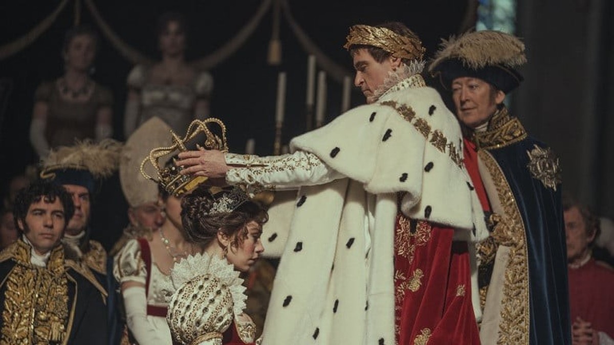 Tahar Rahim, Vanessa Kirby et Joaquin Phoenix déconstruisent le mythe de Napoléon devant la caméra de Ridley Scott.