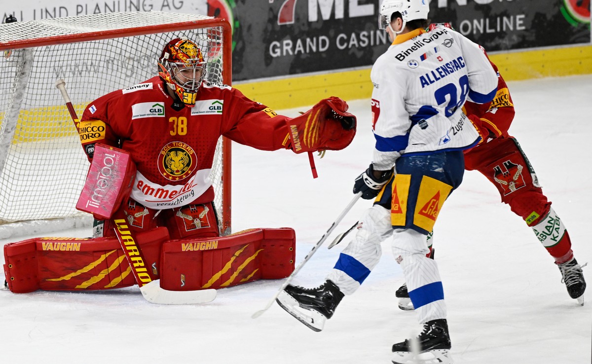 Tigers Goalie Stephane Charlin in Aktion gegen Zugs Dario Allenspach, rechts, beim Eishockey-Qualifikationsspiel der National League zwischen den SCL Tigers und dem EV Zug, am Sonntag, 25. Februar 202 ...