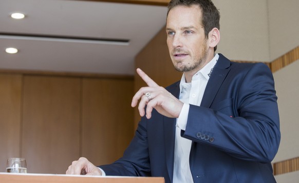 Patrick Fischer, coach de l’equipe nationale suisse de hockey sur glace, parle lors d&#039;une conference de presse a l’occasion du debut de la serie de matchs de preparation en vue des Mondiaux ce me ...