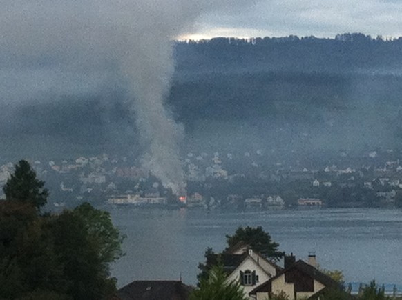 Blick auf die Brandstelle in Oberrieden, Aufnahme von Herrliberg aus getätigt.