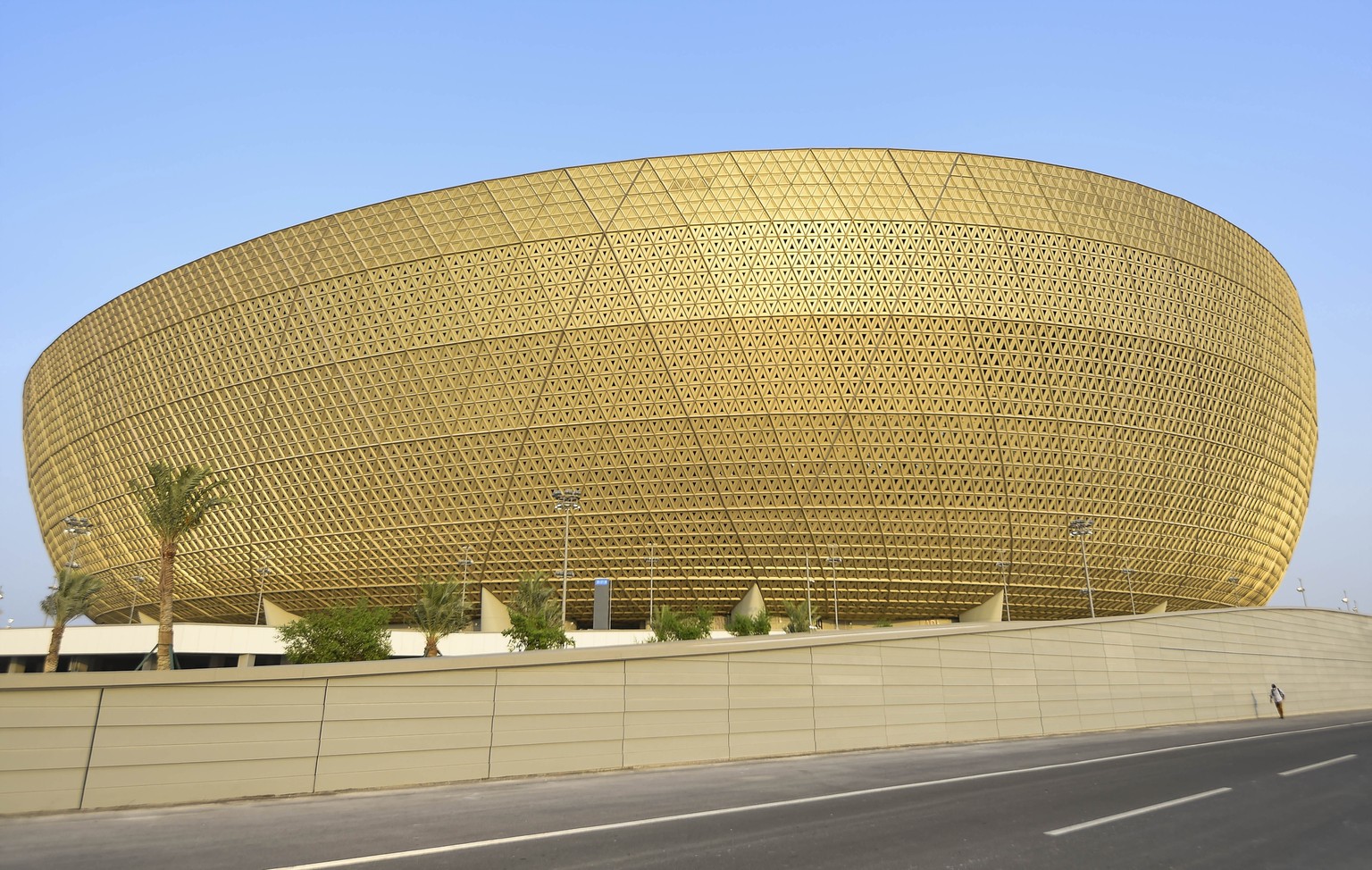 ARCHIV - ZU DEN STADIEN AN DER FIFA FUSSBALL WM 2022 IN KATAR STELLEN WIR IHNEN FOLGENDES BILDMATERIAL ZUR VERFUEGUNG - epa10253996 Photo taken on 09 September 2022 shows the Lusail stadium, Lusail, Q ...