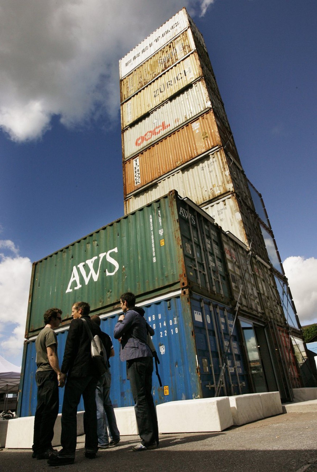 Passanten unterhalten sich am Freitag, 19. Mai 2006, vor dem neuen Container-Shop des Taschenherstellers "Freitag" an der Geroldstrasse in Zuerich. Das Besondere an dem neuen Geschaeft ist d ...