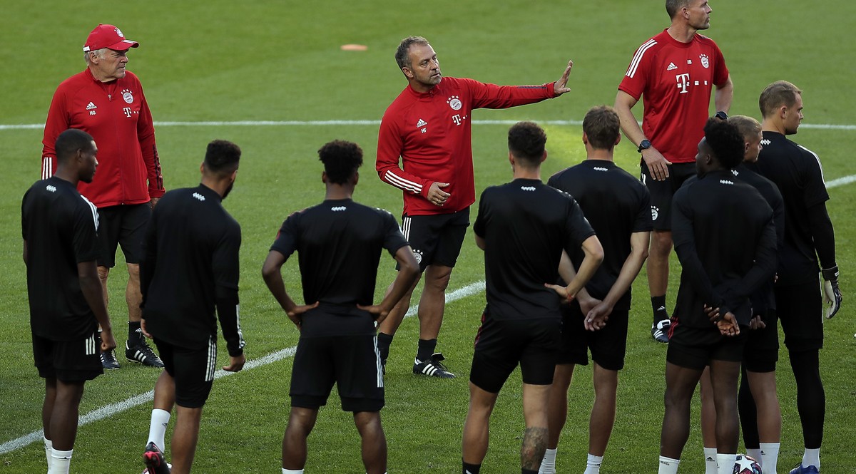 epa08601604 Bayern's head coach Hansi Flick (C, top) during the training session of Bayern Munich in Lisbon, Portugal, 13 August 2020. Bayern Munich will face Barcelona in an UEFA Champions Leagu ...